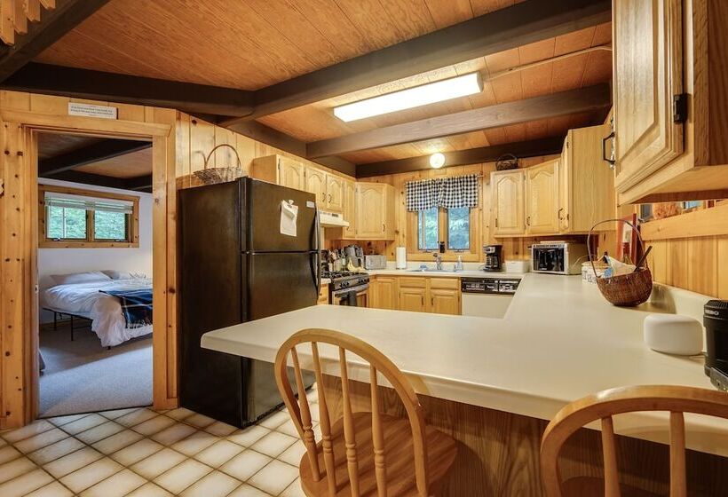 Woodsy Cabin W/ Fire Pit ~ 8 Mi To Mount Snow