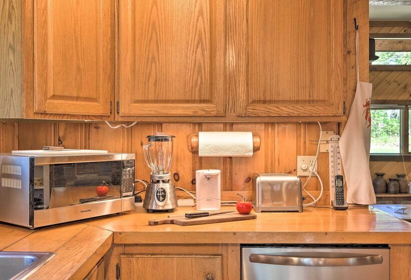 Boothbay Harbor Cabin W/spacious Deck & Yard!