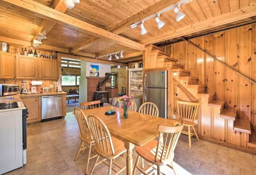 Boothbay Harbor Cabin W/spacious Deck & Yard!