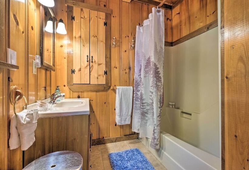 Boothbay Harbor Cabin W/spacious Deck & Yard!