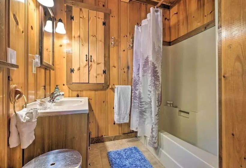 Boothbay Harbor Cabin W/spacious Deck & Yard!