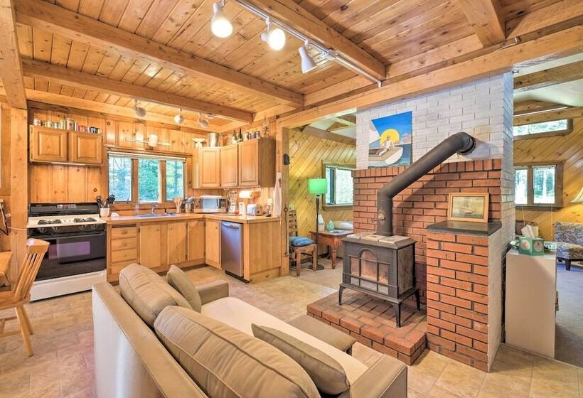 Boothbay Harbor Cabin W/spacious Deck & Yard!