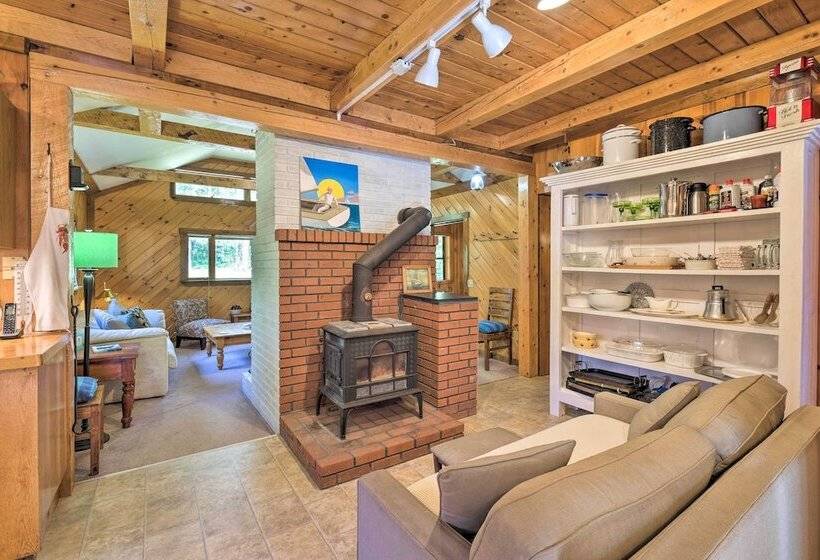 Boothbay Harbor Cabin W/spacious Deck & Yard!