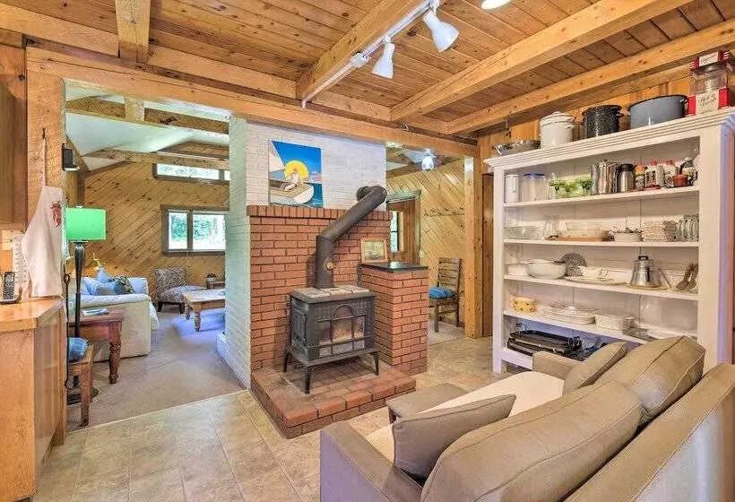 Boothbay Harbor Cabin W/spacious Deck & Yard!