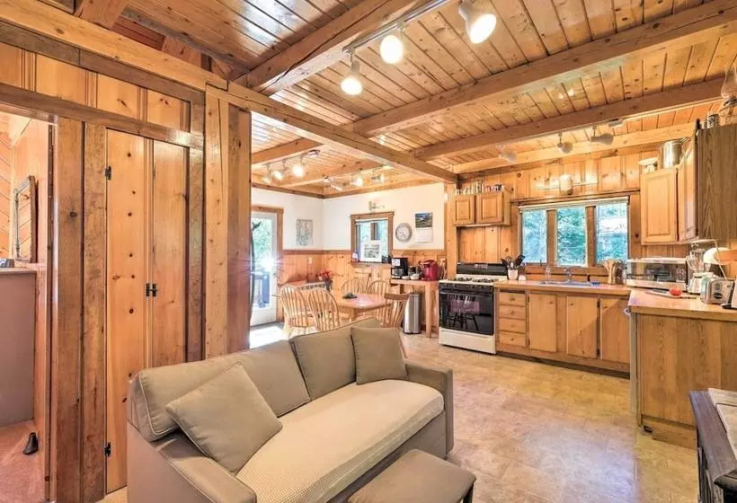 Boothbay Harbor Cabin W/spacious Deck & Yard!