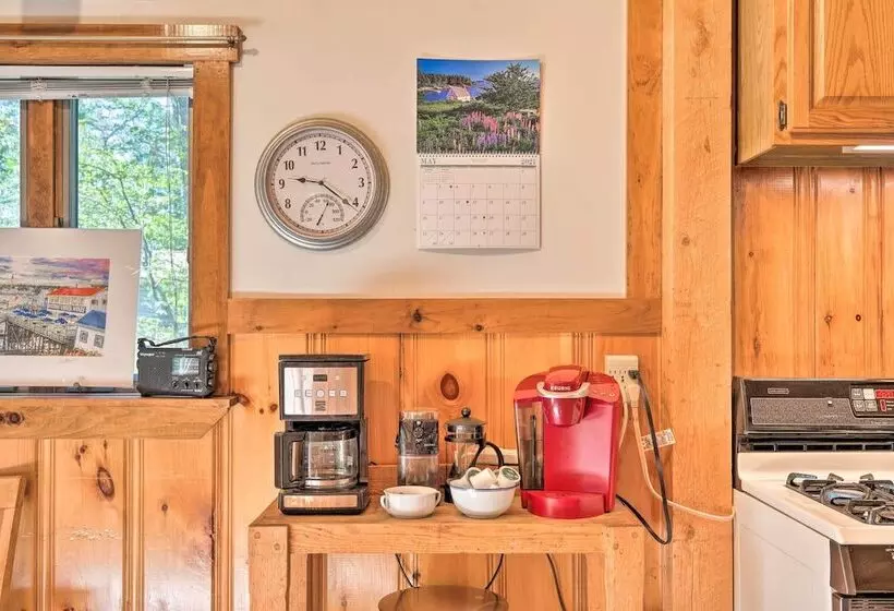 Boothbay Harbor Cabin W/spacious Deck & Yard!