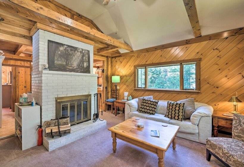 Boothbay Harbor Cabin W/spacious Deck & Yard!