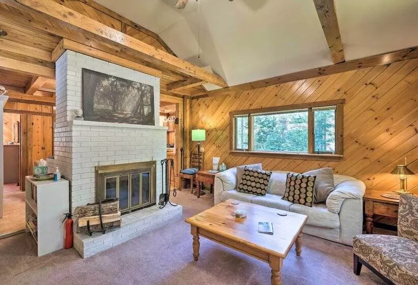 Boothbay Harbor Cabin W/spacious Deck & Yard!