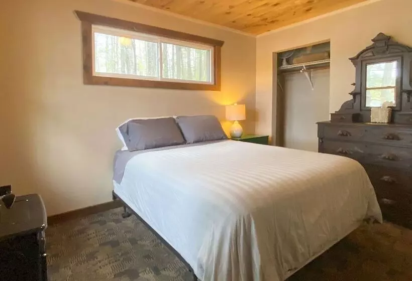 Burns Lake Cabin W/ Dock, Fire Pit, Rowboat & More