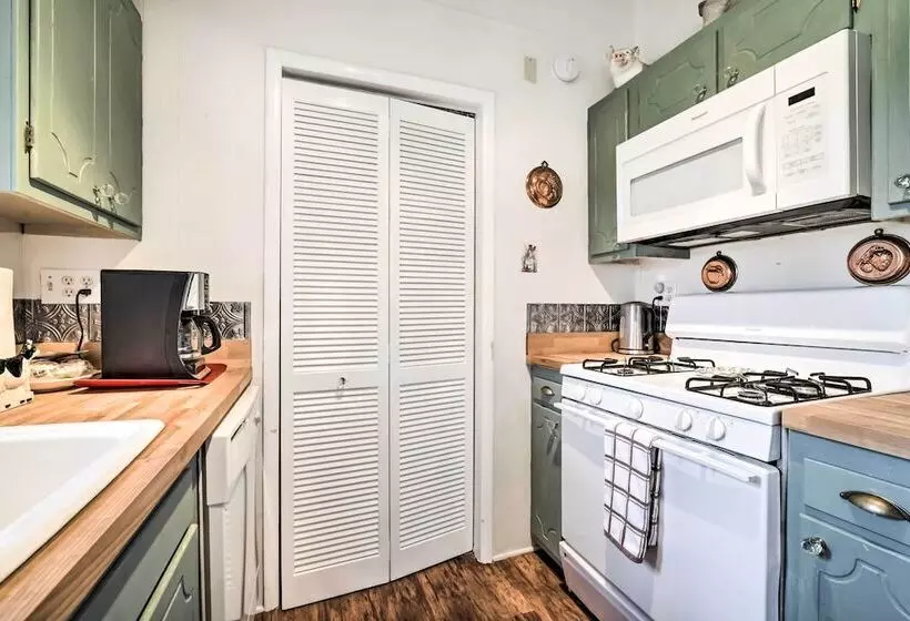 On Scenic 60 Acre Farm: Carmine Cottage W/ Porch