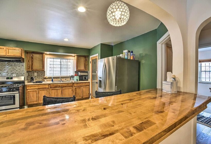 Charming Detroit Escape   14 Mi To Downtown!