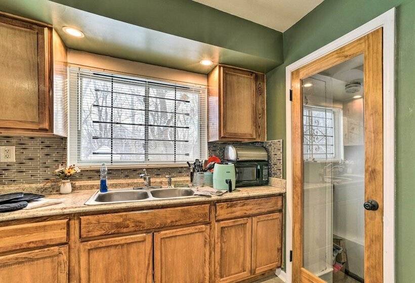 Charming Detroit Escape   14 Mi To Downtown!