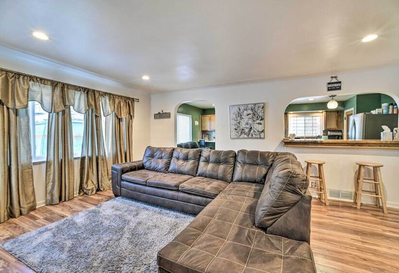 Charming Detroit Escape   14 Mi To Downtown!