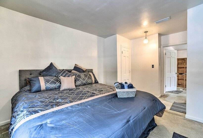 Charming Detroit Escape   14 Mi To Downtown!