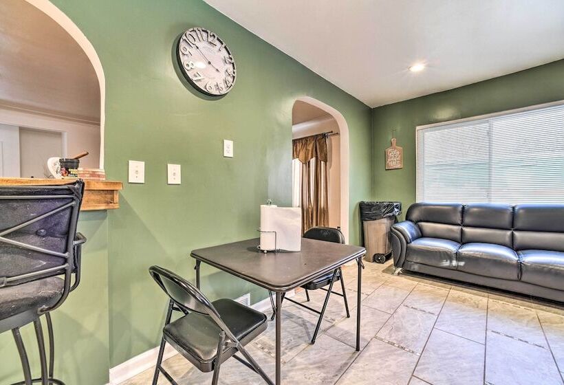 Charming Detroit Escape   14 Mi To Downtown!