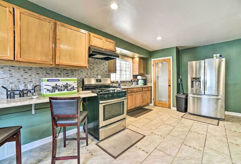 Charming Detroit Escape   14 Mi To Downtown!