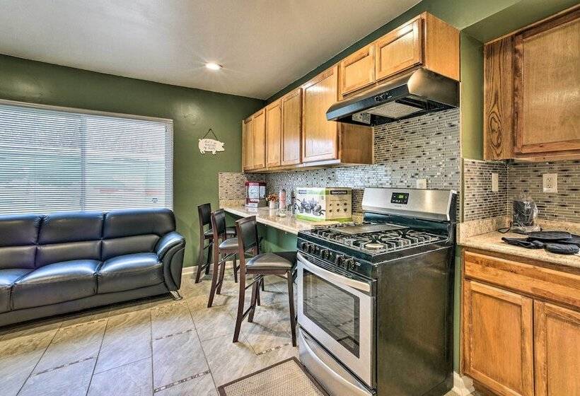 Charming Detroit Escape   14 Mi To Downtown!