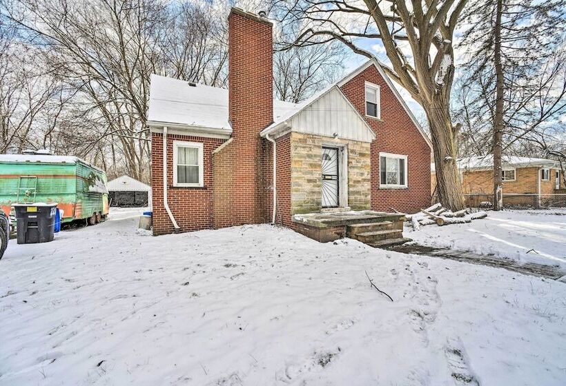 Charming Detroit Escape   14 Mi To Downtown!