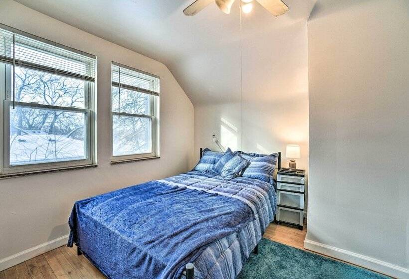 Charming Detroit Escape   14 Mi To Downtown!