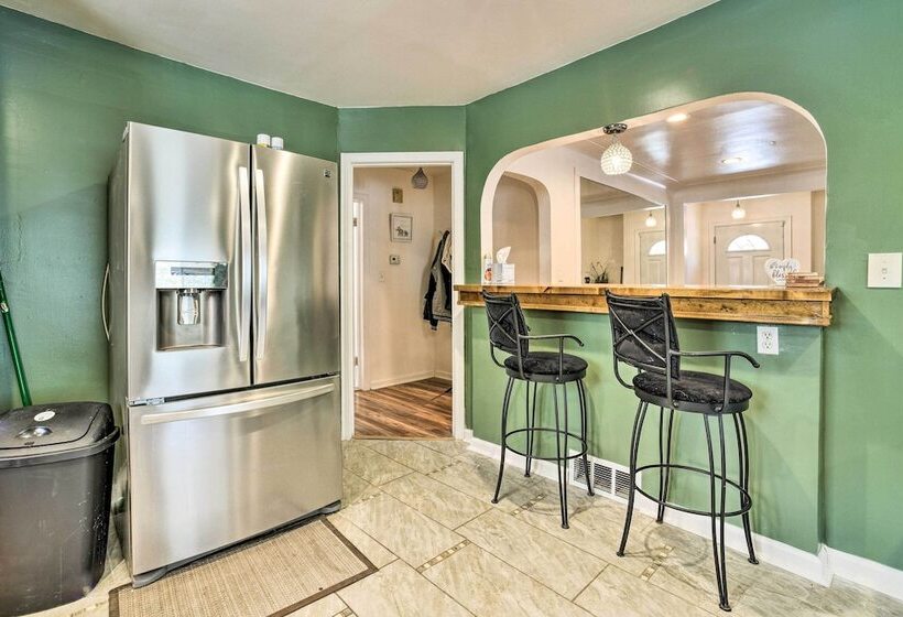 Charming Detroit Escape   14 Mi To Downtown!