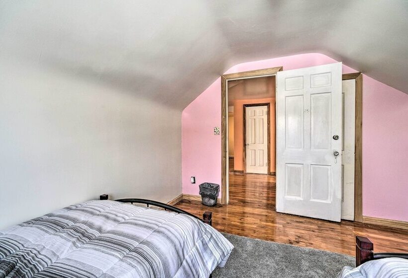 Charming Detroit Escape   14 Mi To Downtown!