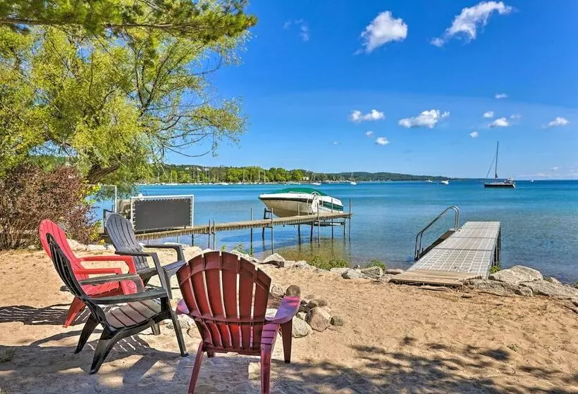 Charming Suttons Bay Cottage W/ Shared Waterfront!