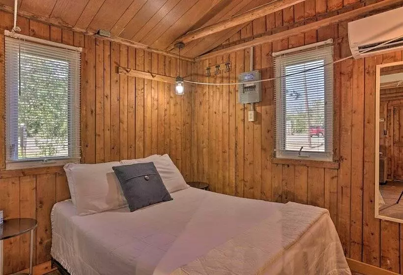 Charming Suttons Bay Cottage W/ Shared Waterfront!