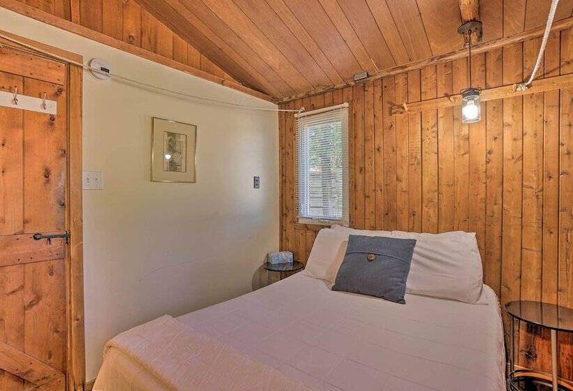 Charming Suttons Bay Cottage W/ Shared Waterfront!