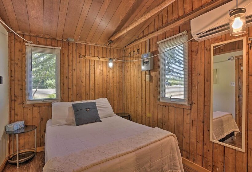 Charming Suttons Bay Cottage W/ Shared Waterfront!