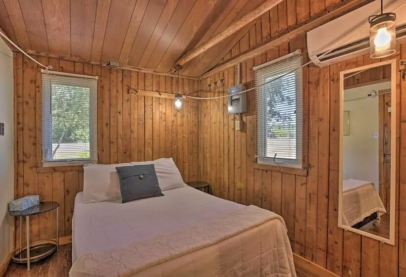 Charming Suttons Bay Cottage W/ Shared Waterfront!