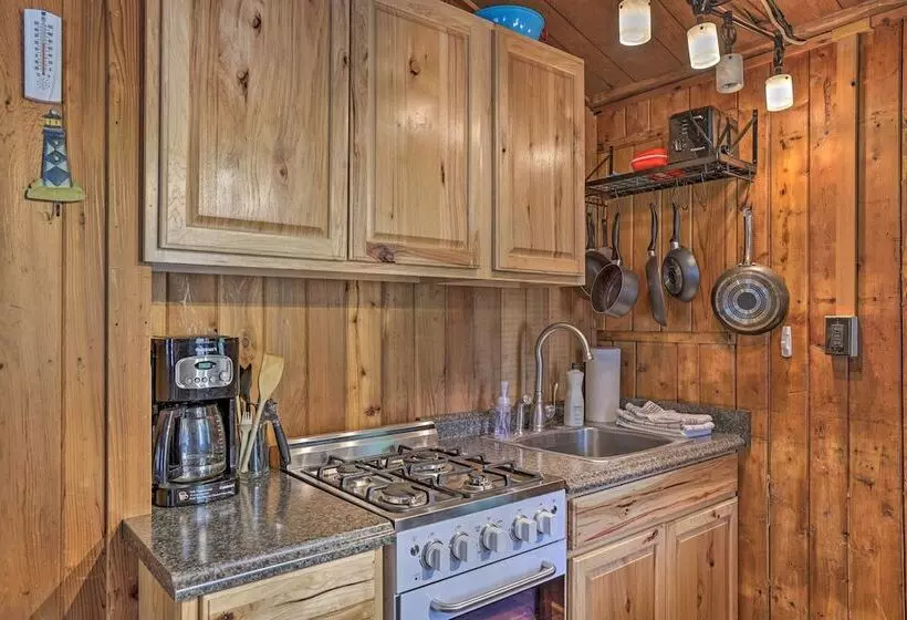 Charming Suttons Bay Cottage W/ Shared Waterfront!