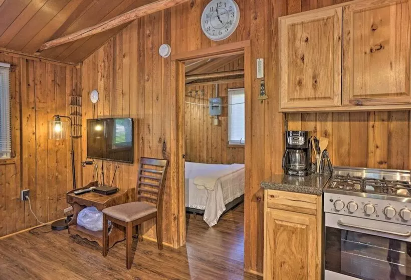 Charming Suttons Bay Cottage W/ Shared Waterfront!