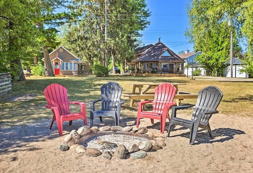 Charming Suttons Bay Cottage W/ Shared Waterfront!