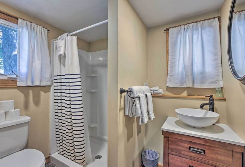 Charming Suttons Bay Cottage W/ Shared Waterfront!