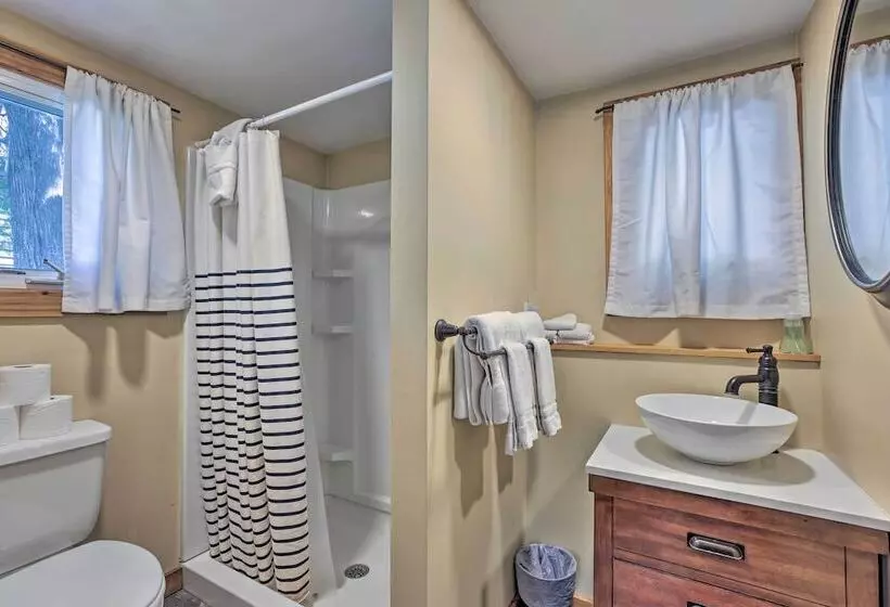 Charming Suttons Bay Cottage W/ Shared Waterfront!