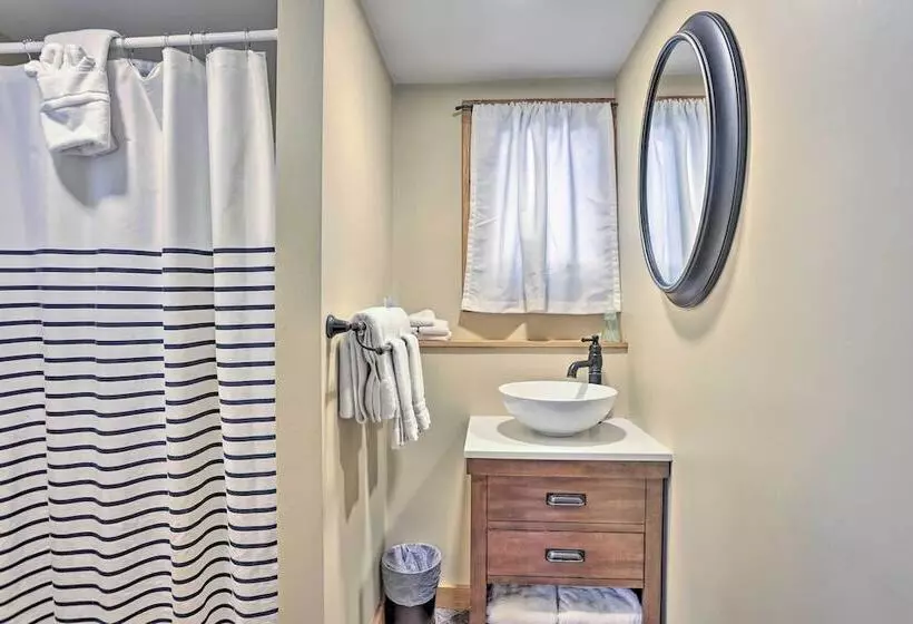 Charming Suttons Bay Cottage W/ Shared Waterfront!