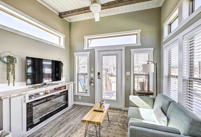 Tiny Home W/ Pool Access, 8 Mi To Downtown Austin!