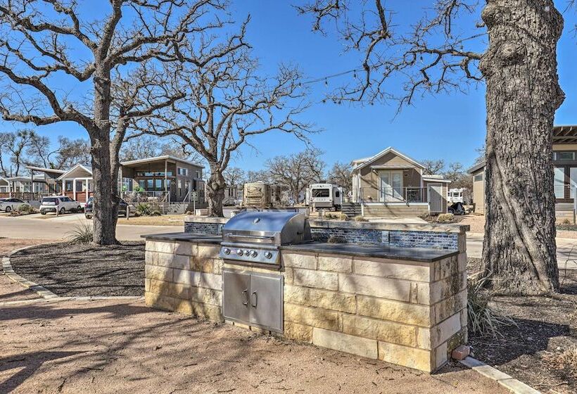 Tiny Home W/ Pool Access, 8 Mi To Downtown Austin!