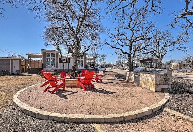 Tiny Home W/ Pool Access, 8 Mi To Downtown Austin!