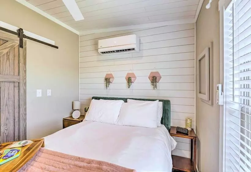 Tiny Home W/ Pool Access, 8 Mi To Downtown Austin!