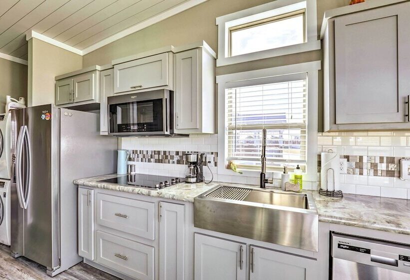 Tiny Home W/ Pool Access, 8 Mi To Downtown Austin!