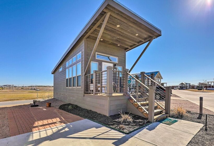 Tiny Home W/ Pool Access, 8 Mi To Downtown Austin!