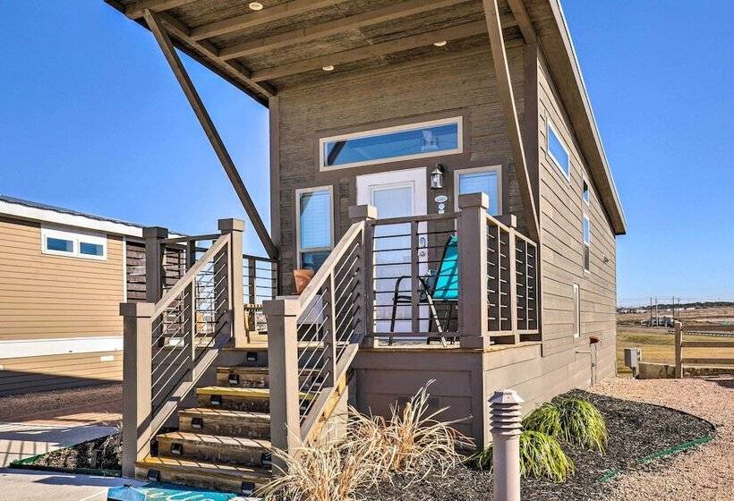 Tiny Home W/ Pool Access, 8 Mi To Downtown Austin!