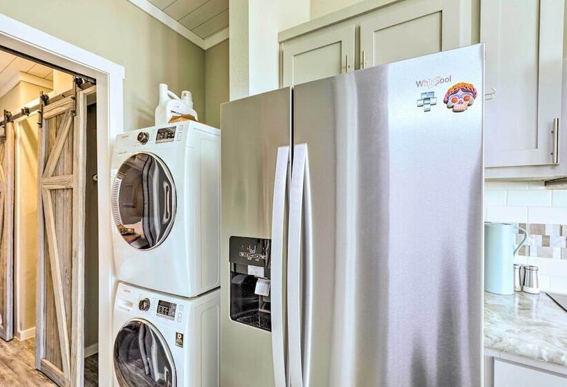 Tiny Home W/ Pool Access, 8 Mi To Downtown Austin!