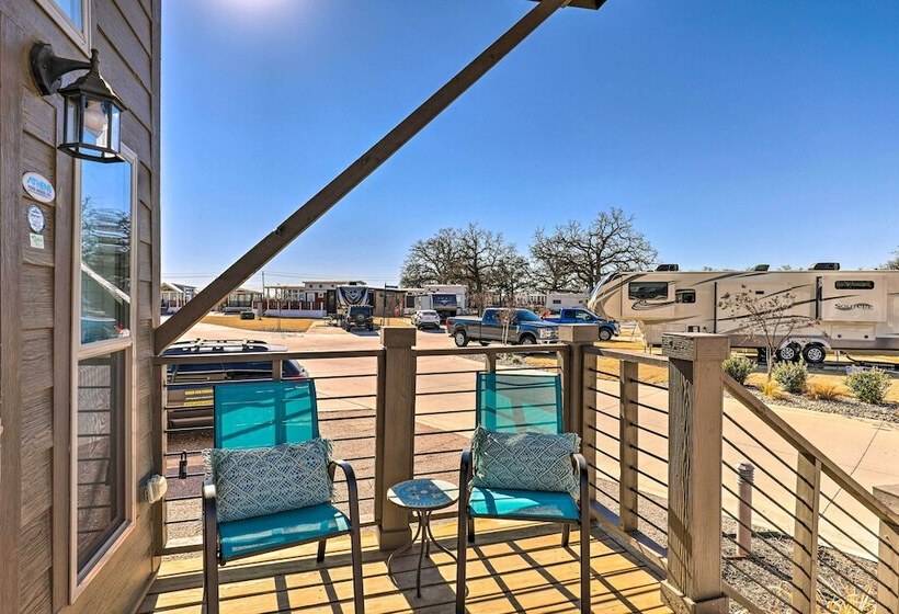Tiny Home W/ Pool Access, 8 Mi To Downtown Austin!