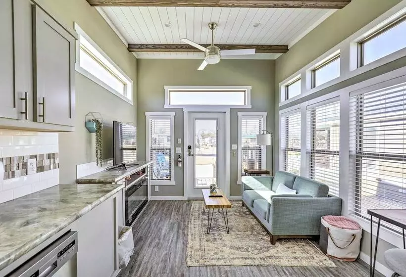 Tiny Home W/ Pool Access, 8 Mi To Downtown Austin!
