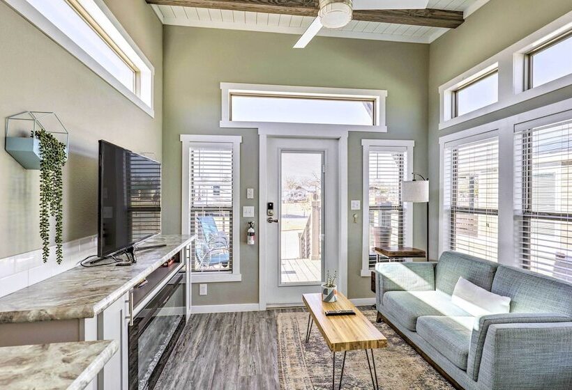 Tiny Home W/ Pool Access, 8 Mi To Downtown Austin!