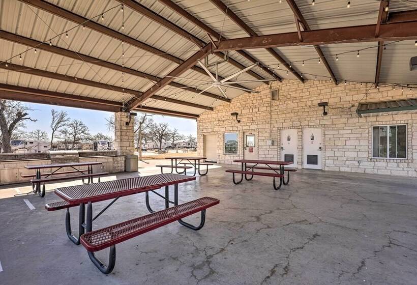 Tiny Home W/ Pool Access, 8 Mi To Downtown Austin!