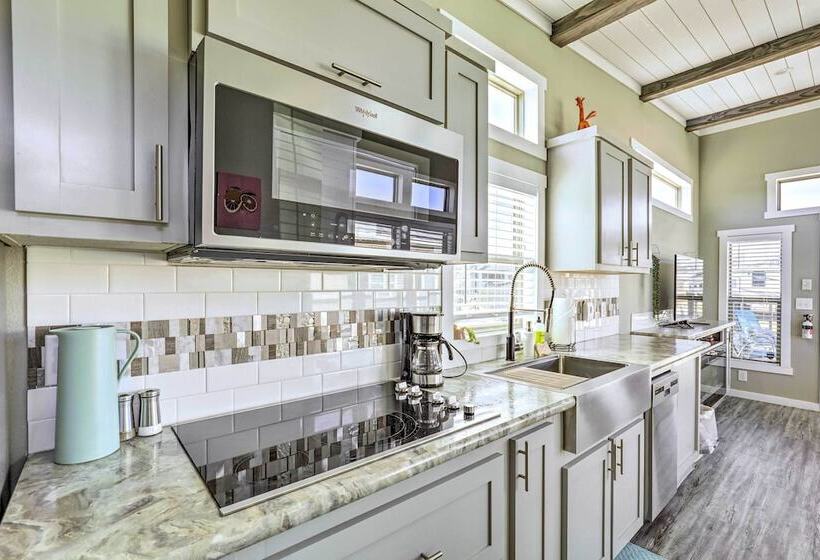 Tiny Home W/ Pool Access, 8 Mi To Downtown Austin!