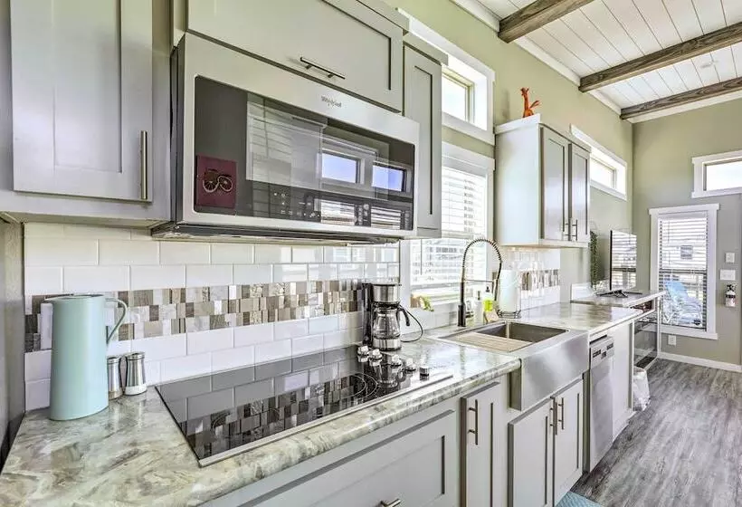 Tiny Home W/ Pool Access, 8 Mi To Downtown Austin!